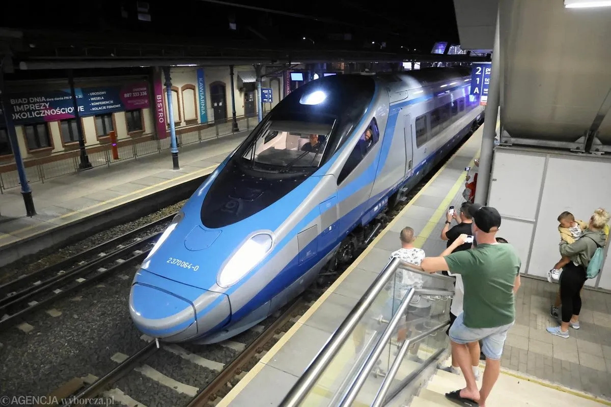 Szczecin-Warszawa: Dystans, czas, koszty. Co wybrać?