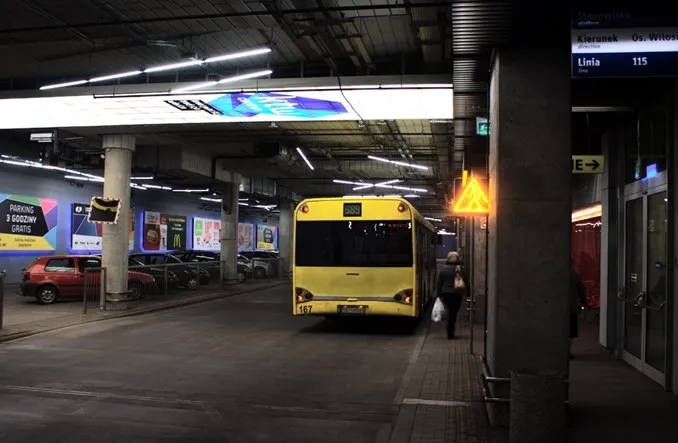 Skąd odjeżdża autobus? Znajdź przystanek bez stresu!